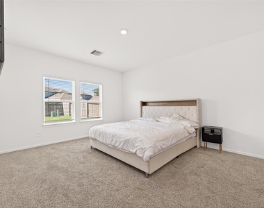 5442 Pinetree Crescent Lane - Photo Thumbnail 9
