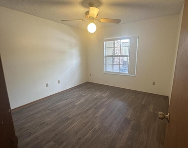 1600 Woodland Drive - Photo Thumbnail 9