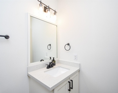 918 W 25th Street - Photo Thumbnail 7