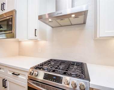 918 W 25th Street - Photo Thumbnail 13