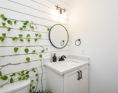 918 W 25th Street - Photo Thumbnail 19