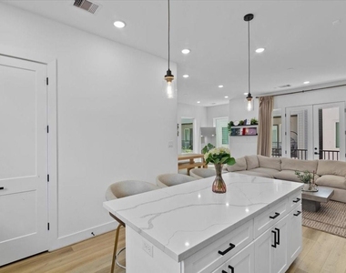3026 Live Oak Street - Photo Thumbnail 6