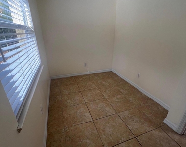 11195 Roseland Road - Photo Thumbnail 10