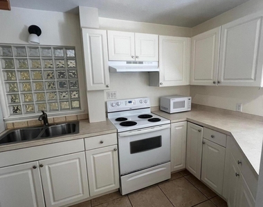 11195 Roseland Road - Photo Thumbnail 7