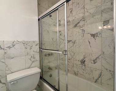 East 85 Street - Photo Thumbnail 7