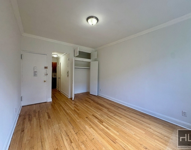 East 85 Street - Photo Thumbnail 2