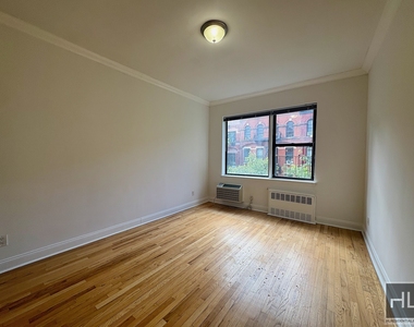 East 85 Street - Photo Thumbnail 1
