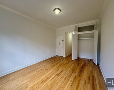 East 85 Street - Photo Thumbnail 3