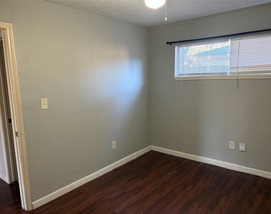 6301 Calhoun Road - Photo Thumbnail 4