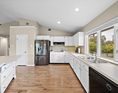 2523 Baycrest Drive - Photo Thumbnail 8