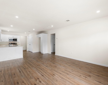 1309 Bragg Street - Photo Thumbnail 10