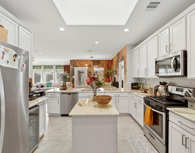 1511 Maple Ridge Drive - Photo Thumbnail 10