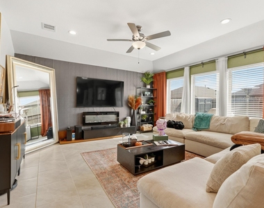 1511 Maple Ridge Drive - Photo Thumbnail 4