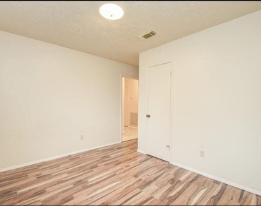 8206 Westbank Ave - Photo Thumbnail 11