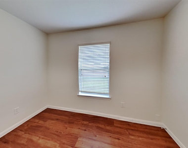 3906 Hawthorne Glen Court - Photo Thumbnail 9
