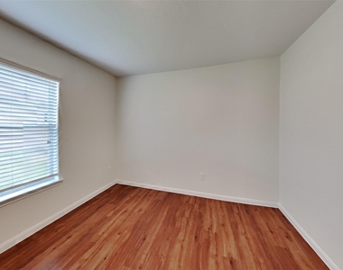3906 Hawthorne Glen Court - Photo Thumbnail 12