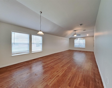 3906 Hawthorne Glen Court - Photo Thumbnail 4