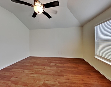 3906 Hawthorne Glen Court - Photo Thumbnail 5
