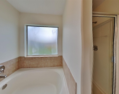 3906 Hawthorne Glen Court - Photo Thumbnail 8