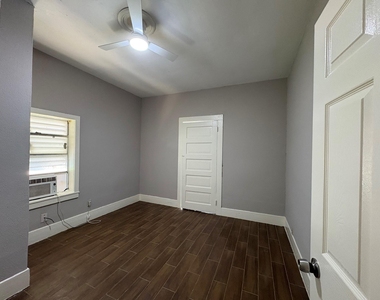 1213 28th St - Photo Thumbnail 9