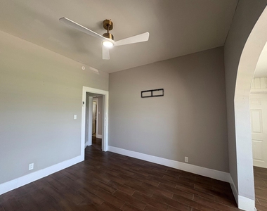 1213 28th St - Photo Thumbnail 5