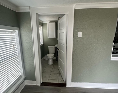 906 1/2 Panama Street - Photo Thumbnail 7