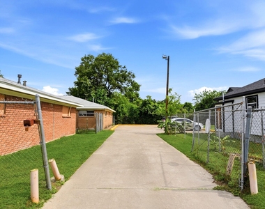 3406 E Lockwood Drive - Photo Thumbnail 6