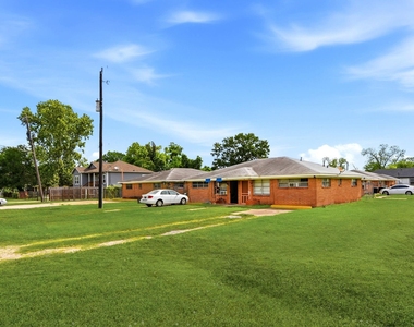 3406 E Lockwood Drive - Photo Thumbnail 1