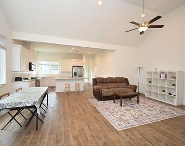 1535 Cathedral Bend Drive - Photo Thumbnail 3