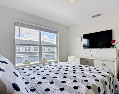 371 Crossings Avenue - Photo Thumbnail 5