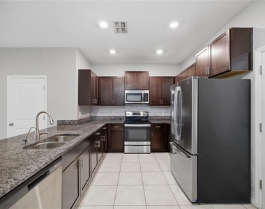 724 Royal Empress Drive - Photo Thumbnail 11