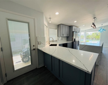 4851 W Gandy Boulevard - Photo Thumbnail 2