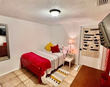 1011 57th Avenue Terrace E - Photo Thumbnail 11