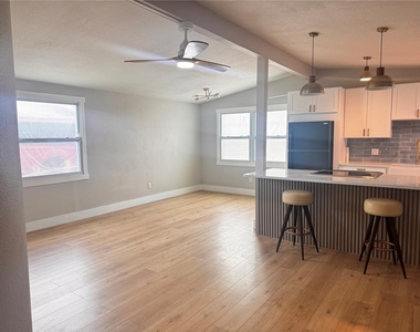 3205 E Shadowlawn Avenue - Photo Thumbnail 2