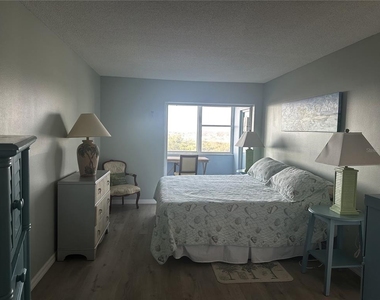 4725 Cove Circle - Photo Thumbnail 7