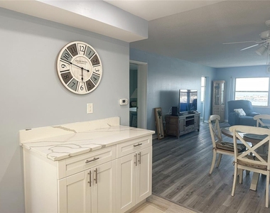 4725 Cove Circle - Photo Thumbnail 2