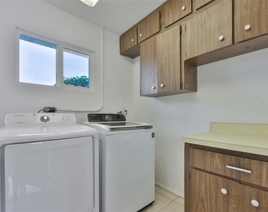 207 Islip Way - Photo Thumbnail 19