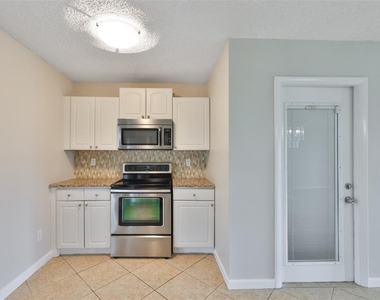 207 Islip Way - Photo Thumbnail 5