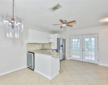 207 Islip Way - Photo Thumbnail 6