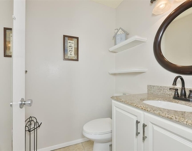 207 Islip Way - Photo Thumbnail 18