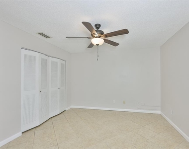 207 Islip Way - Photo Thumbnail 12