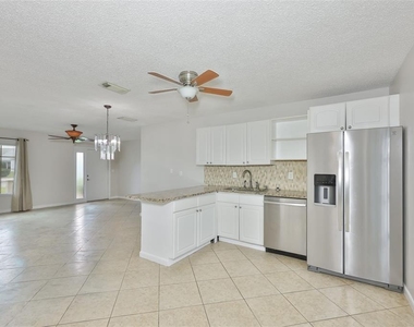 207 Islip Way - Photo Thumbnail 3