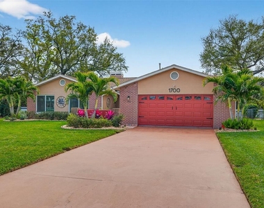 1700 Glen Lakes Boulevard N - Photo Thumbnail 2