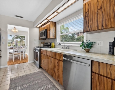 1700 Glen Lakes Boulevard N - Photo Thumbnail 32