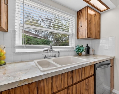 1700 Glen Lakes Boulevard N - Photo Thumbnail 28