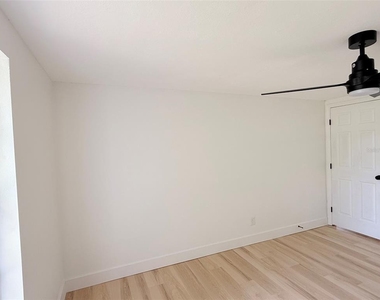 8512 Longboat Lane - Photo Thumbnail 18
