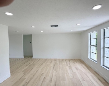 8512 Longboat Lane - Photo Thumbnail 1