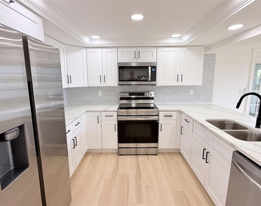 8512 Longboat Lane - Photo Thumbnail 6