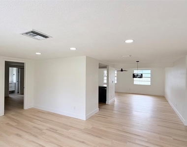 8512 Longboat Lane - Photo Thumbnail 4