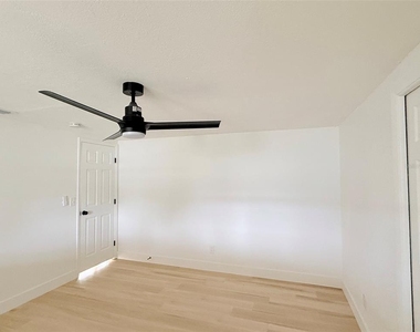 8512 Longboat Lane - Photo Thumbnail 12